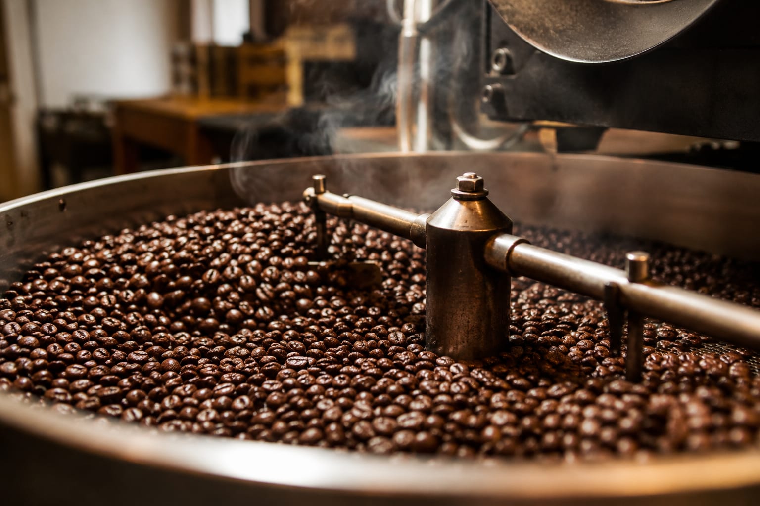 Grains de café fraîchement torréfiés dans le bac de refroidissement d’un torréfacteur