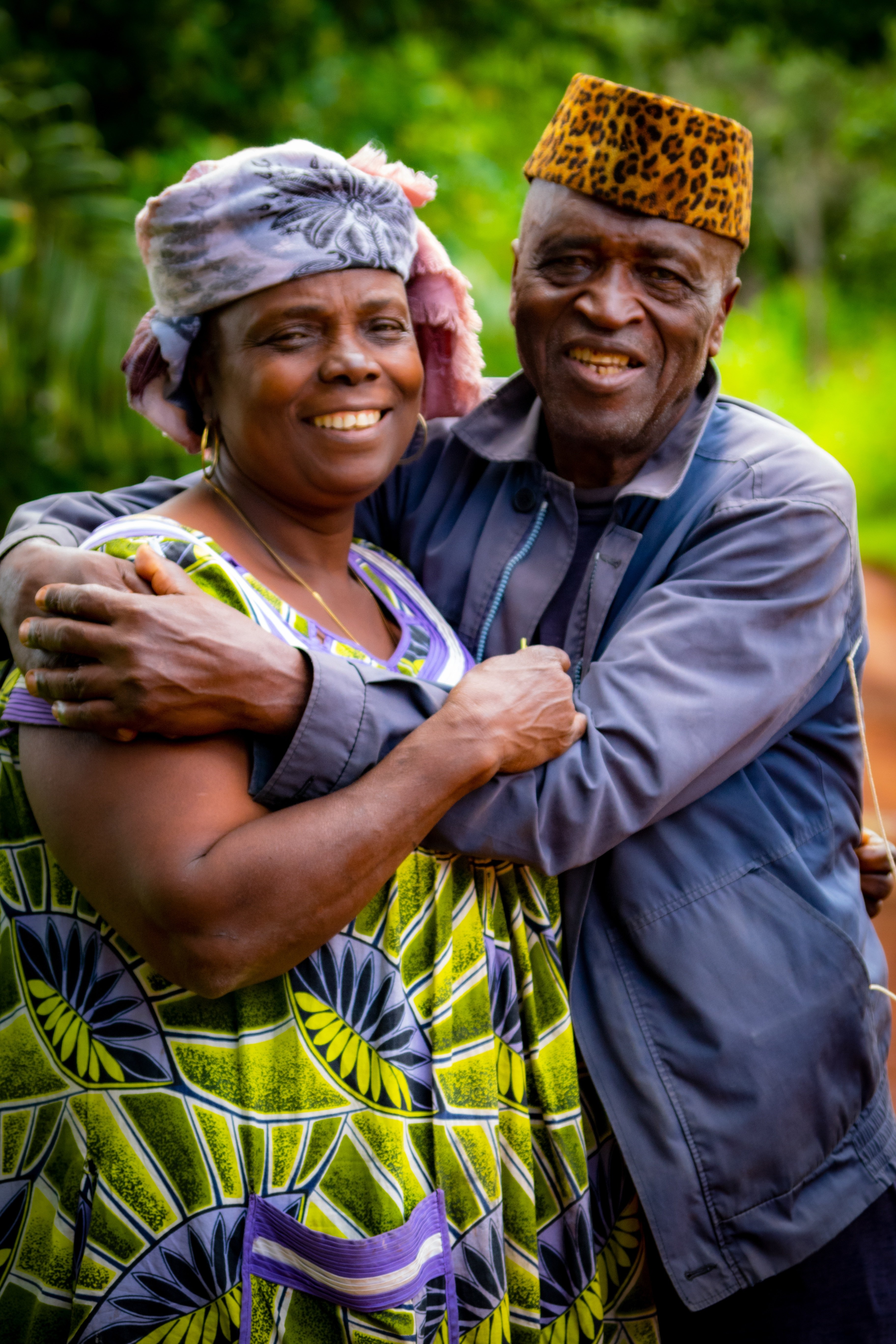 Un couple souriant dans un environnement verdoyant à Baméka
